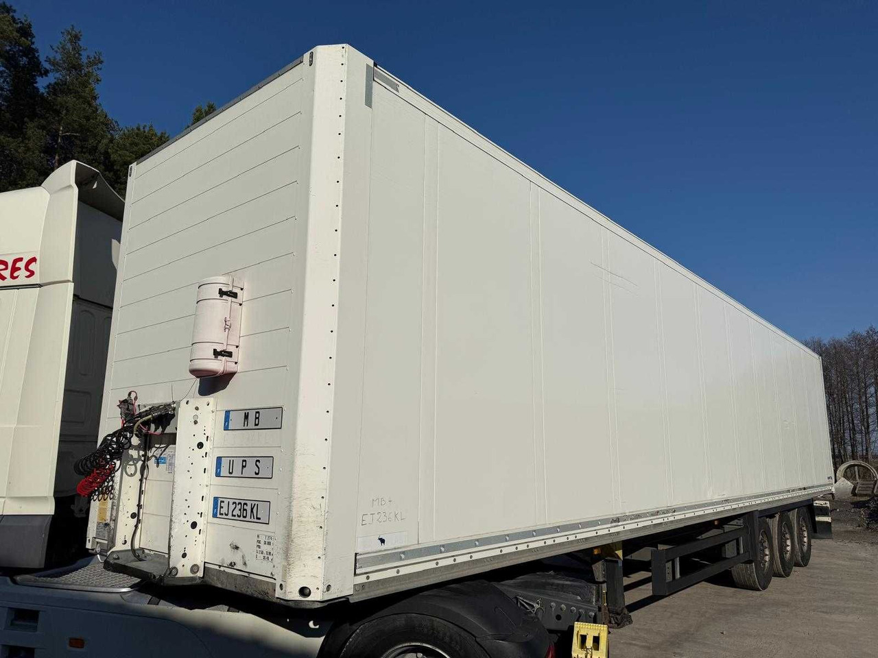 Schmitz Izoterma Kontener Box, 2017r, roleta , 481083 km , z Francji - Félpótkocsi hőszigetelt: 1 kép. Schmitz Izoterma Kontener Box, 2017r, roleta , 481083 km , z Francji - Félpótkocsi hőszigetelt: 1 kép.