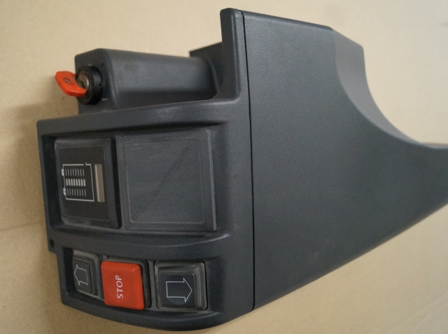 Jungheinrich 51046926 | right dashboard panel including contact key and battery/ right dashboard panel including contact key and battery/hour indicator - Keret/ Alváz - Anyagmozgató gép: 2 kép. Jungheinrich 51046926 | right dashboard panel including contact key and battery/ right dashboard panel including contact key and battery/hour indicator - Keret/ Alváz - Anyagmozgató gép: 2 kép.