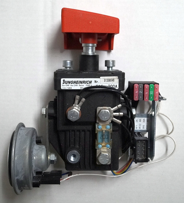 Jungheinrich 51358048 | Noodstop schakelaar Emergency disconnector 200A - Elektromos rendszer - Anyagmozgató gép: 1 kép. Jungheinrich 51358048 | Noodstop schakelaar Emergency disconnector 200A - Elektromos rendszer - Anyagmozgató gép: 1 kép.