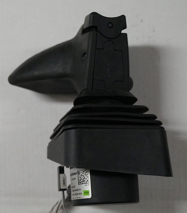 Jungheinrich 51585597 | Joystick Multipilot SN P5300006957H S180100361423 Q630 - Elektromos rendszer - Anyagmozgató gép: 4 kép. Jungheinrich 51585597 | Joystick Multipilot SN P5300006957H S180100361423 Q630 - Elektromos rendszer - Anyagmozgató gép: 4 kép.