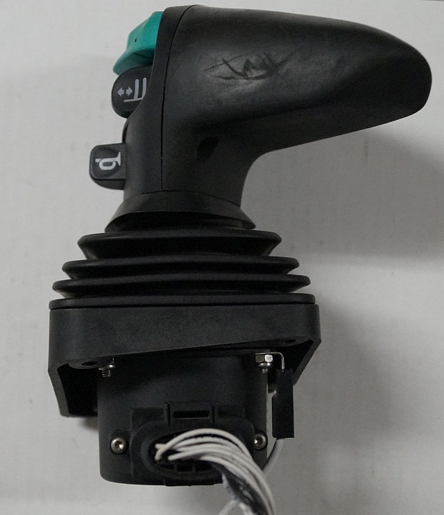Jungheinrich 51585597 | Joystick Multipilot SN P5300006957H S180100361423 Q630 - Elektromos rendszer - Anyagmozgató gép: 2 kép. Jungheinrich 51585597 | Joystick Multipilot SN P5300006957H S180100361423 Q630 - Elektromos rendszer - Anyagmozgató gép: 2 kép.