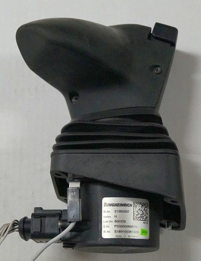 Jungheinrich 51585597 | Joystick Multipilot SN P5300006957H S180100361423 Q630 - Elektromos rendszer - Anyagmozgató gép: 3 kép. Jungheinrich 51585597 | Joystick Multipilot SN P5300006957H S180100361423 Q630 - Elektromos rendszer - Anyagmozgató gép: 3 kép.
