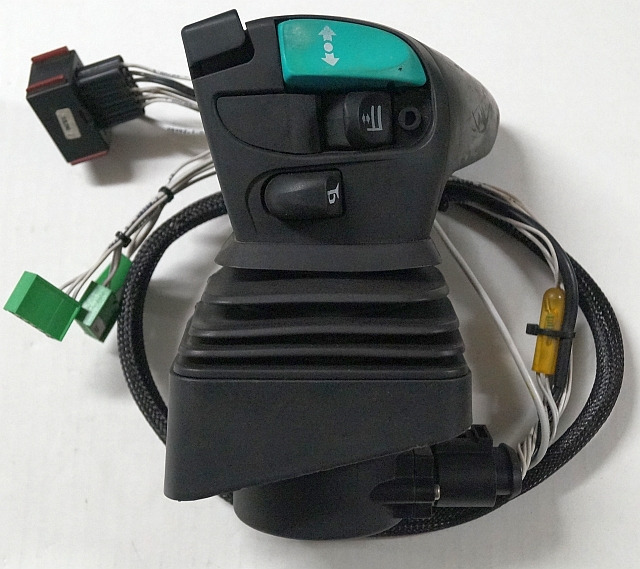 Jungheinrich 51585597 | Joystick Multipilot SN P5300006957H S180100361423 Q630 - Elektromos rendszer - Anyagmozgató gép: 1 kép. Jungheinrich 51585597 | Joystick Multipilot SN P5300006957H S180100361423 Q630 - Elektromos rendszer - Anyagmozgató gép: 1 kép.