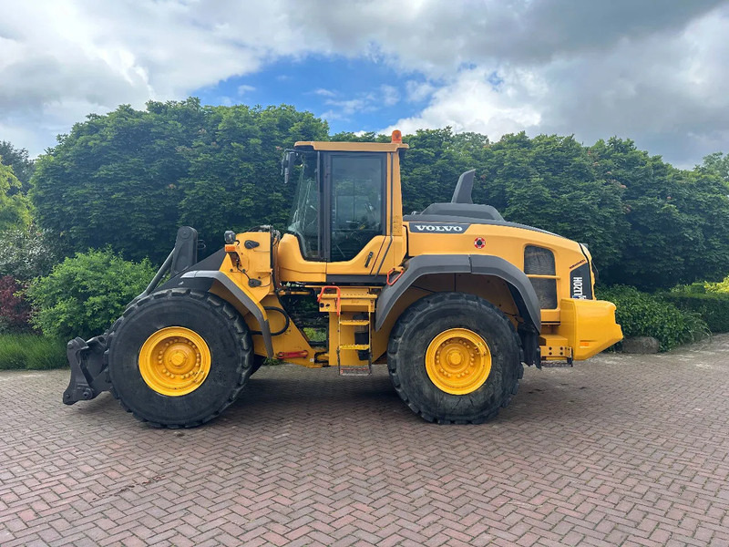 Volvo L120 H - Gumikerekes homlokrakodó: 1 kép. Volvo L120 H - Gumikerekes homlokrakodó: 1 kép.