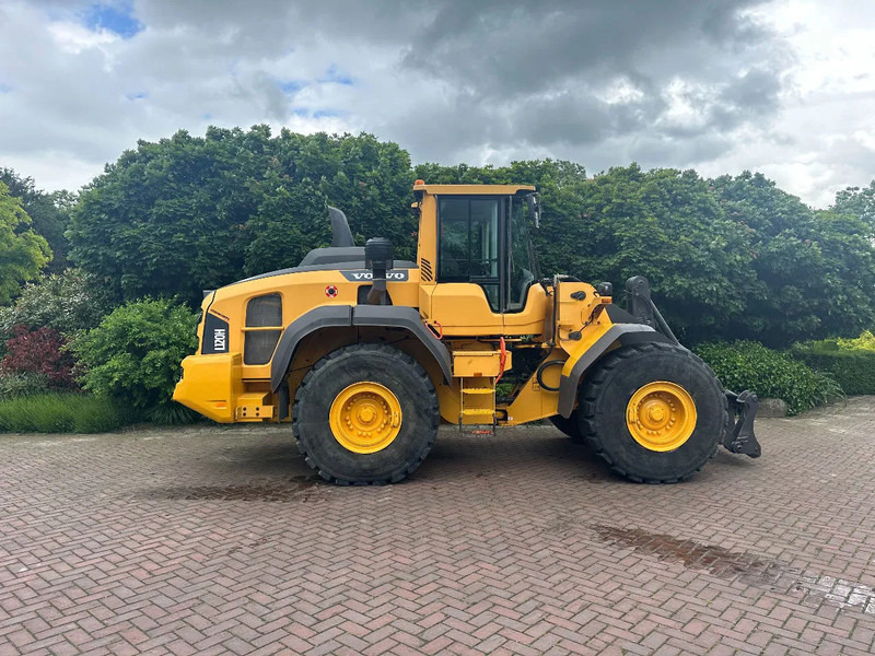 Volvo L120 H - Gumikerekes homlokrakodó: 5 kép. Volvo L120 H - Gumikerekes homlokrakodó: 5 kép.