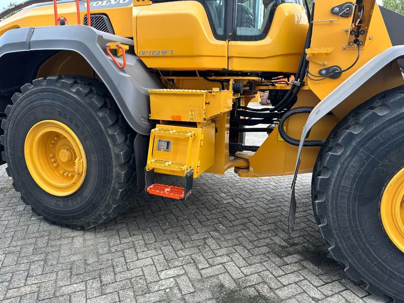 Volvo L120 H full option - Gumikerekes homlokrakodó: 5 kép. Volvo L120 H full option - Gumikerekes homlokrakodó: 5 kép.