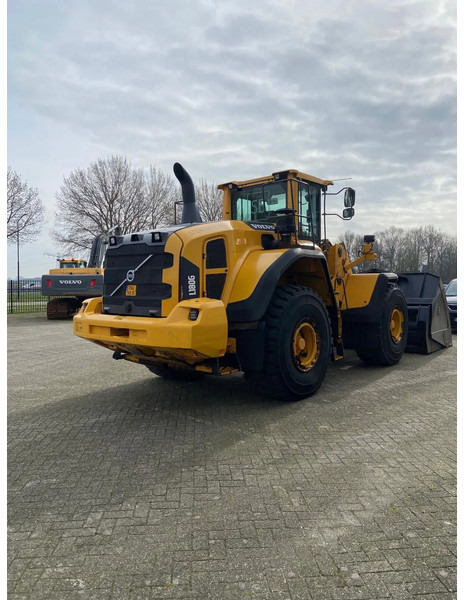 Volvo L180 G - Gumikerekes homlokrakodó: 3 kép. Volvo L180 G - Gumikerekes homlokrakodó: 3 kép.
