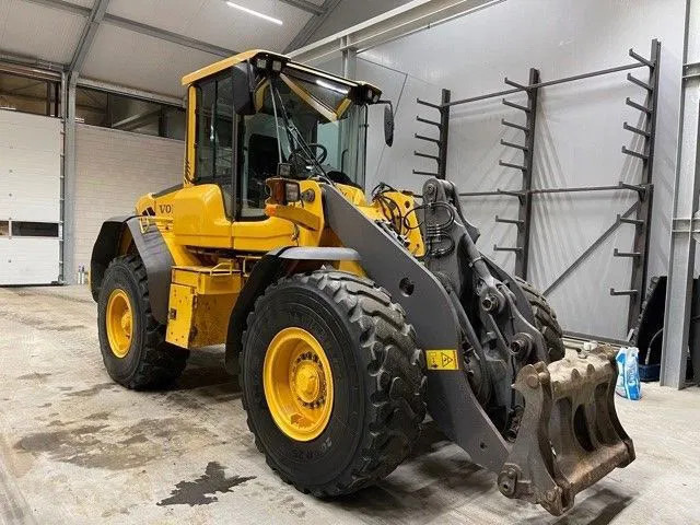 Volvo L70 F - Gumikerekes homlokrakodó: 5 kép. Volvo L70 F - Gumikerekes homlokrakodó: 5 kép.