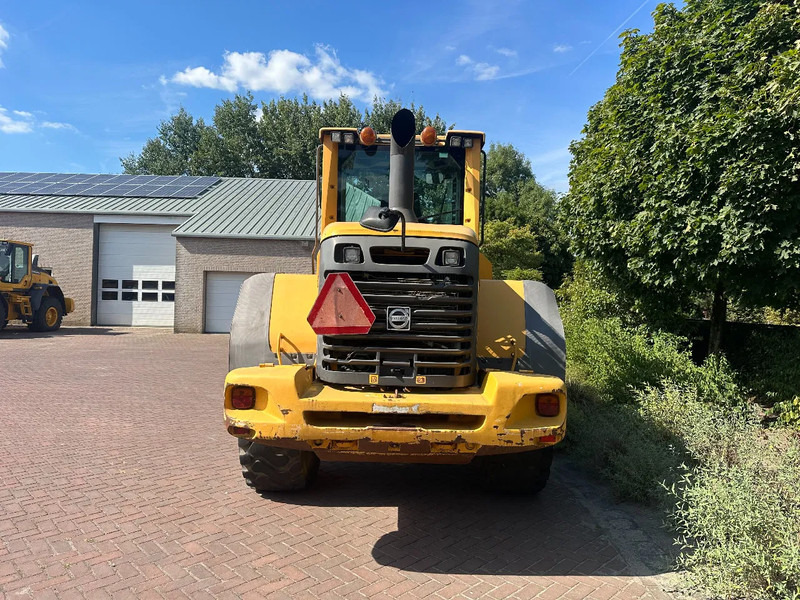 Volvo L70 F - Gumikerekes homlokrakodó: 3 kép. Volvo L70 F - Gumikerekes homlokrakodó: 3 kép.