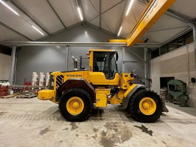 Volvo L70 F - Gumikerekes homlokrakodó: 4 kép. Volvo L70 F - Gumikerekes homlokrakodó: 4 kép.