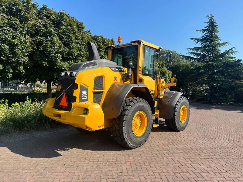 Volvo L70 H - Gumikerekes homlokrakodó: 4 kép. Volvo L70 H - Gumikerekes homlokrakodó: 4 kép.
