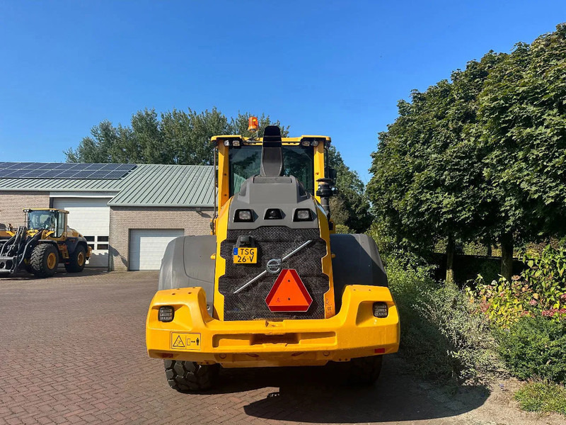 Volvo L70 H - Gumikerekes homlokrakodó: 3 kép. Volvo L70 H - Gumikerekes homlokrakodó: 3 kép.