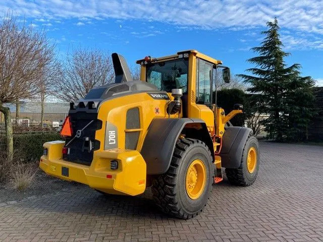 Volvo L70 H - Gumikerekes homlokrakodó: 4 kép. Volvo L70 H - Gumikerekes homlokrakodó: 4 kép.