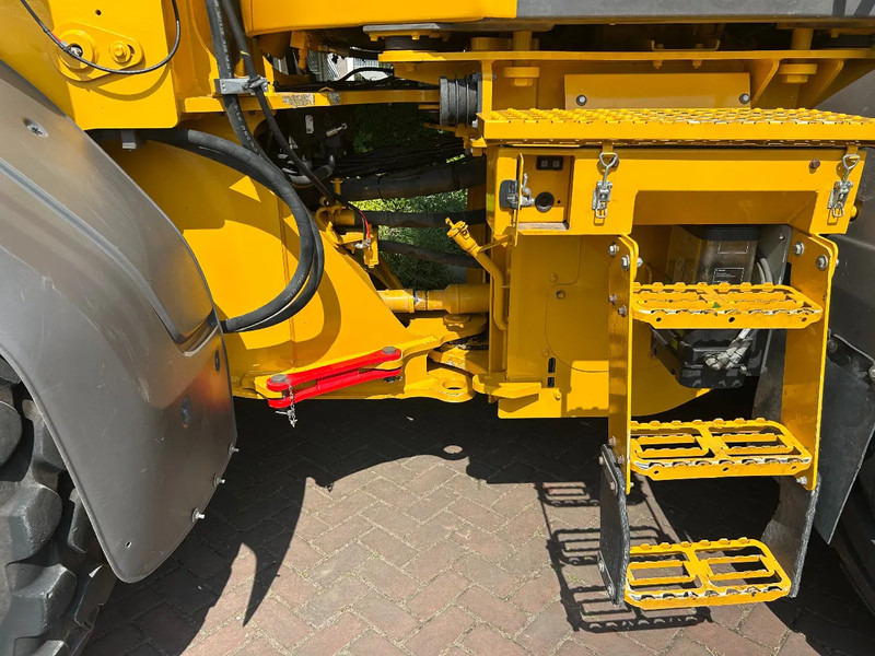 Új Gumikerekes homlokrakodó Volvo L90 H: 13 kép.