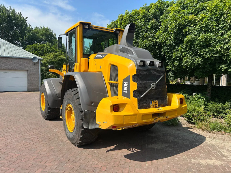 Volvo L90 H - Gumikerekes homlokrakodó: 2 kép. Volvo L90 H - Gumikerekes homlokrakodó: 2 kép.