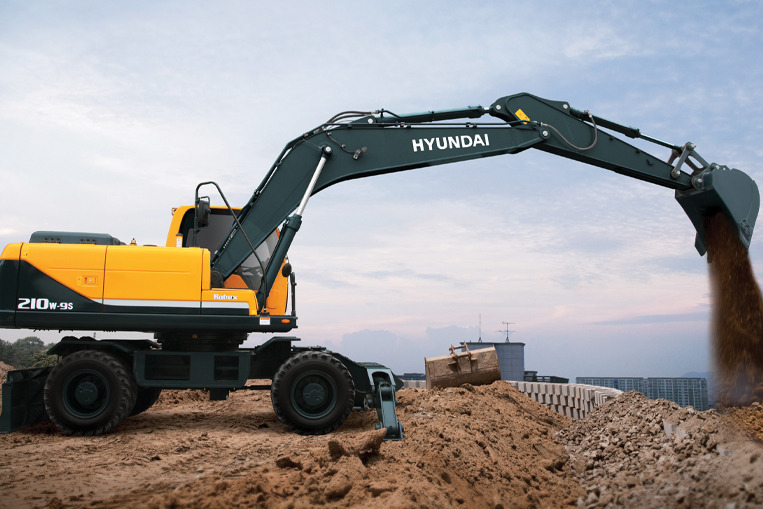 HYUNDAI R210W-9S - Gumikerekes kotró: 1 kép. HYUNDAI R210W-9S - Gumikerekes kotró: 1 kép.