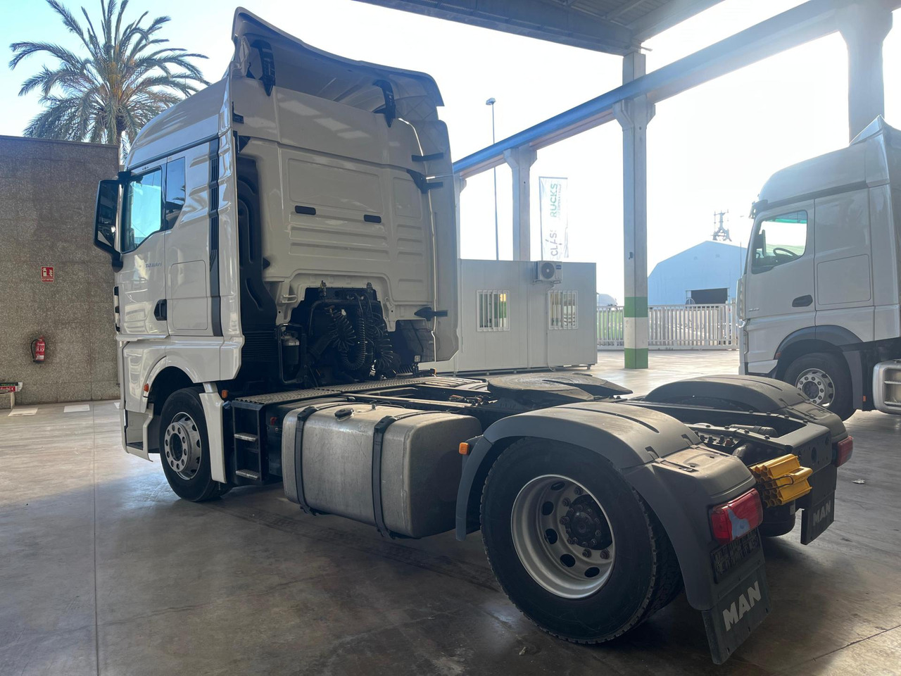 MAN TGX 18.470 GM Retarder - Nyergesvontató: 4 kép. MAN TGX 18.470 GM Retarder - Nyergesvontató: 4 kép.
