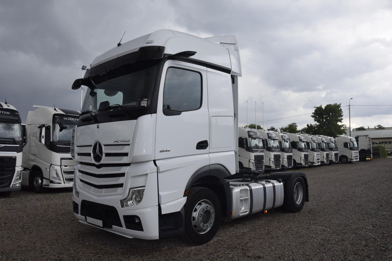 Mercedes-Benz Actros 5 1845 BigSpace - Nyergesvontató: 1 kép. Mercedes-Benz Actros 5 1845 BigSpace - Nyergesvontató: 1 kép.