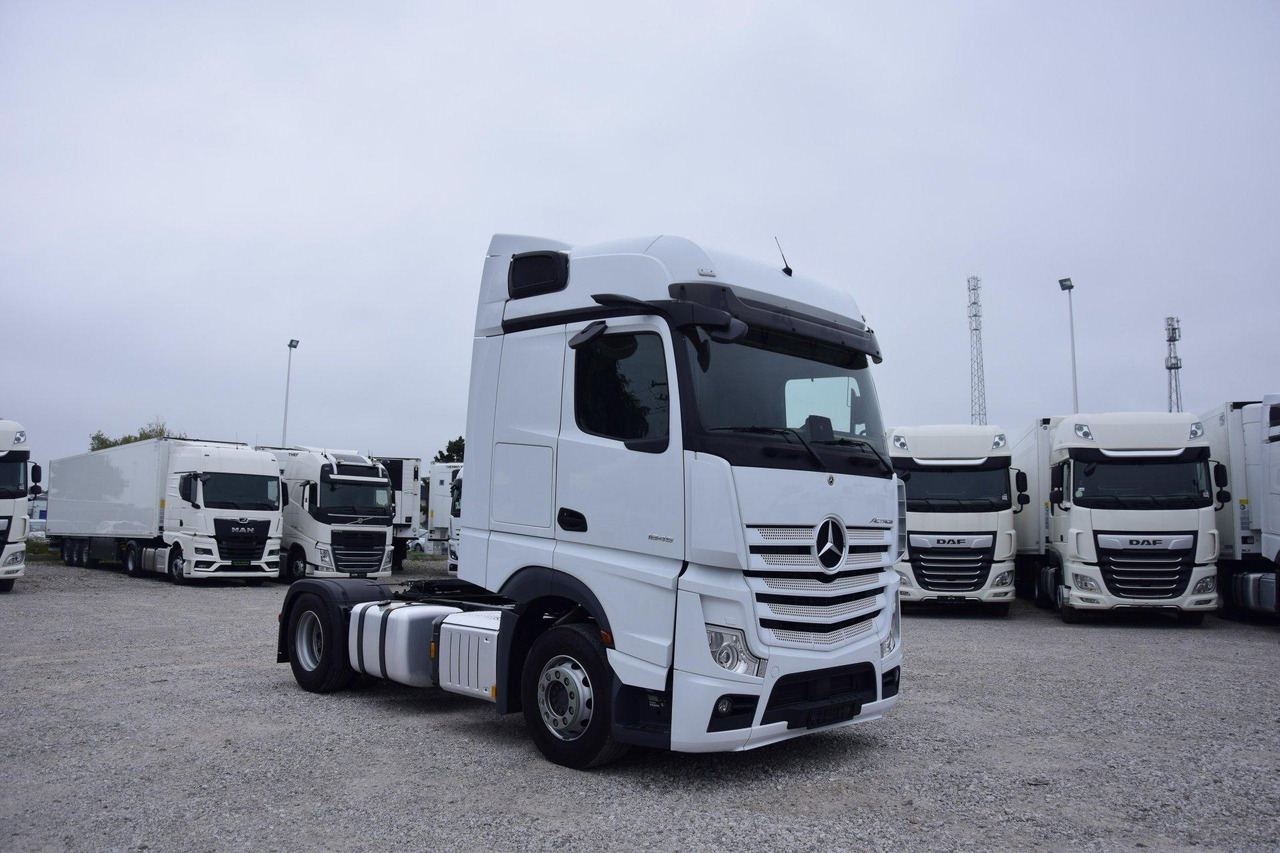 Mercedes-Benz Actros 5 1845 BigSpace - Nyergesvontató: 3 kép. Mercedes-Benz Actros 5 1845 BigSpace - Nyergesvontató: 3 kép.