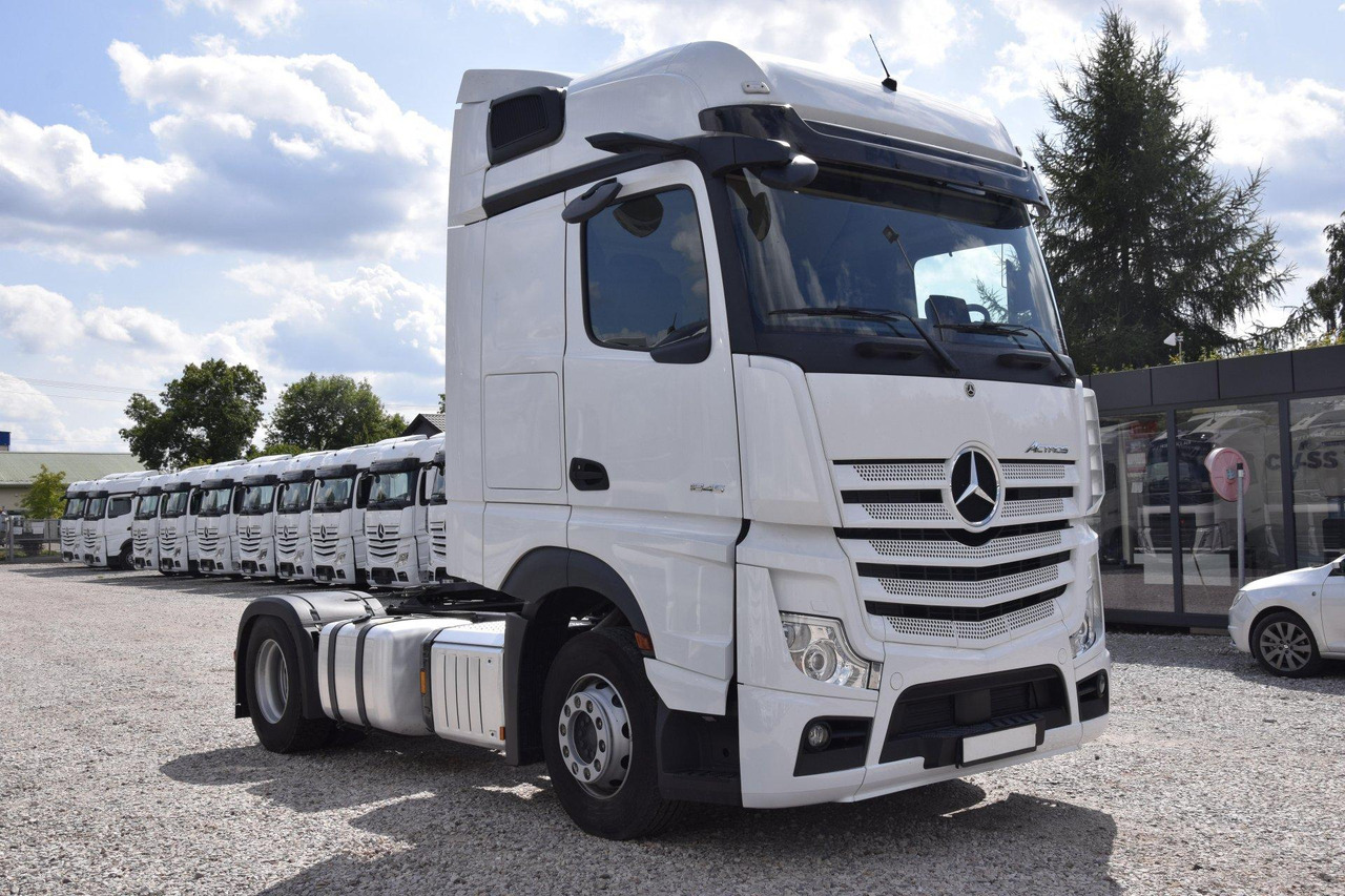 Mercedes-Benz Actros 5 1845 BigSpace - Nyergesvontató: 3 kép. Mercedes-Benz Actros 5 1845 BigSpace - Nyergesvontató: 3 kép.