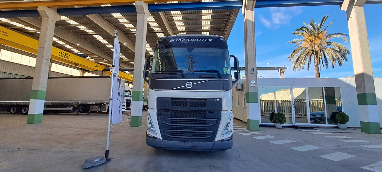 Volvo FH 460 Globetrotter XL Retarder - Nyergesvontató: 2 kép. Volvo FH 460 Globetrotter XL Retarder - Nyergesvontató: 2 kép.
