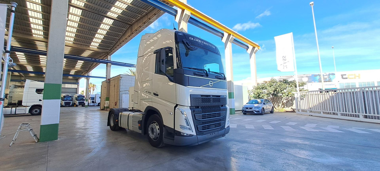 Volvo FH 460 Globetrotter XL Retarder - Nyergesvontató: 3 kép. Volvo FH 460 Globetrotter XL Retarder - Nyergesvontató: 3 kép.