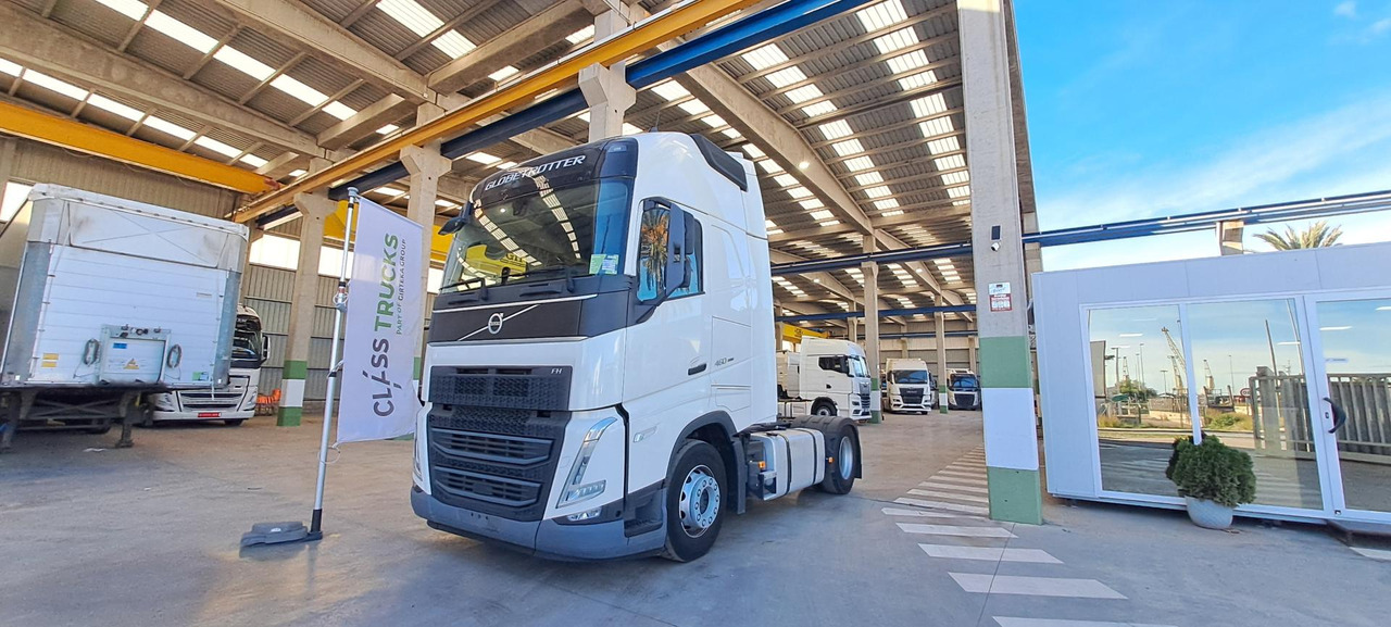 Volvo FH 460 Globetrotter XL Retarder - Nyergesvontató: 1 kép. Volvo FH 460 Globetrotter XL Retarder - Nyergesvontató: 1 kép.