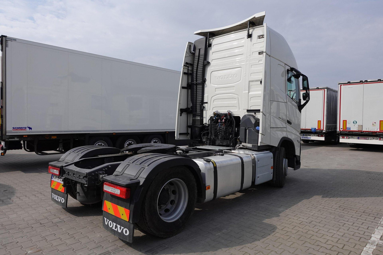 Volvo FH 500 Globetrotter XL - Nyergesvontató: 4 kép. Volvo FH 500 Globetrotter XL - Nyergesvontató: 4 kép.