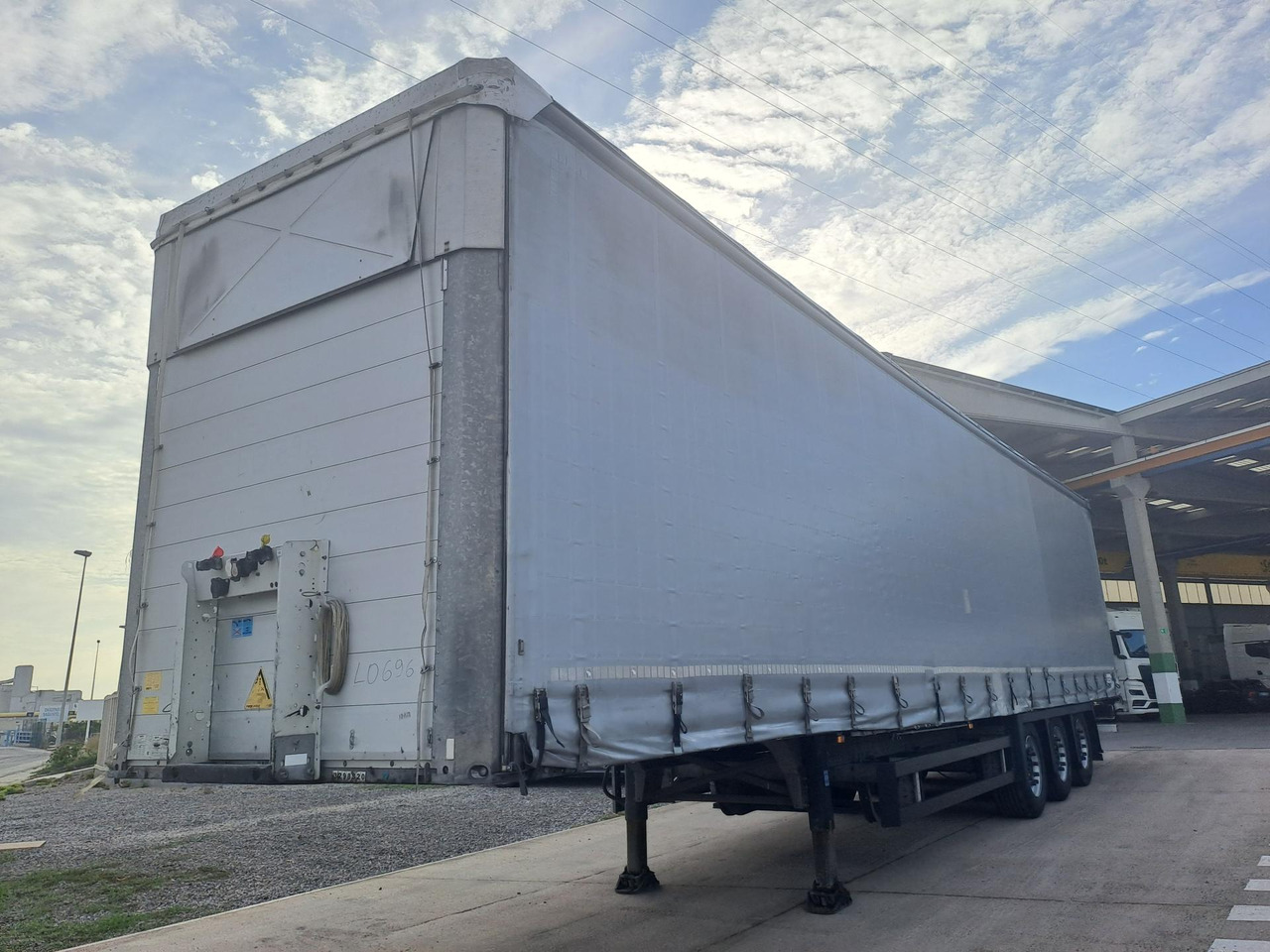 Schmitz Cargobull SCS24/L Varios - Ponyvás félpótkocsi: 1 kép. Schmitz Cargobull SCS24/L Varios - Ponyvás félpótkocsi: 1 kép.