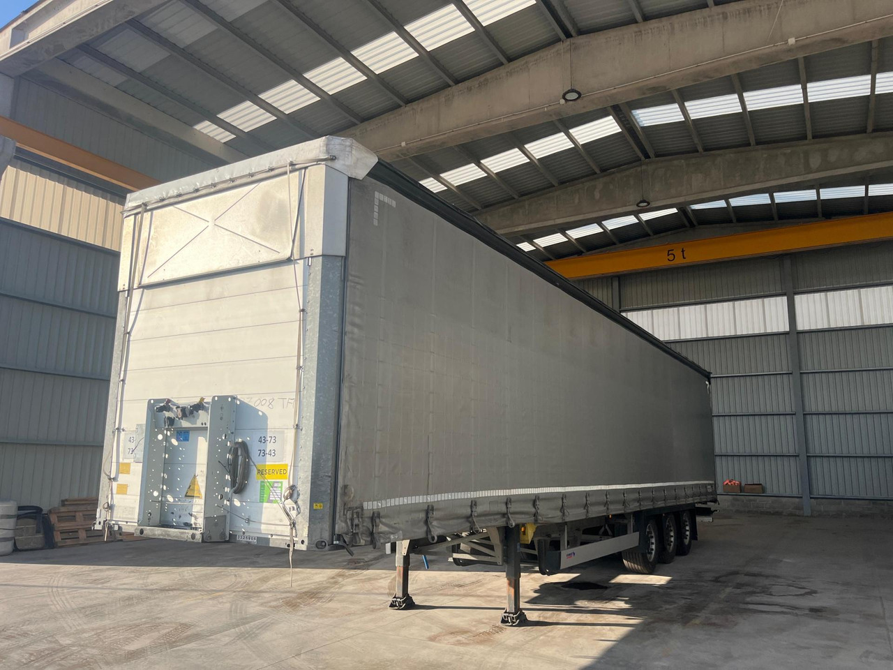 Schmitz Cargobull SCS24/L Varios - Ponyvás félpótkocsi: 1 kép. Schmitz Cargobull SCS24/L Varios - Ponyvás félpótkocsi: 1 kép.