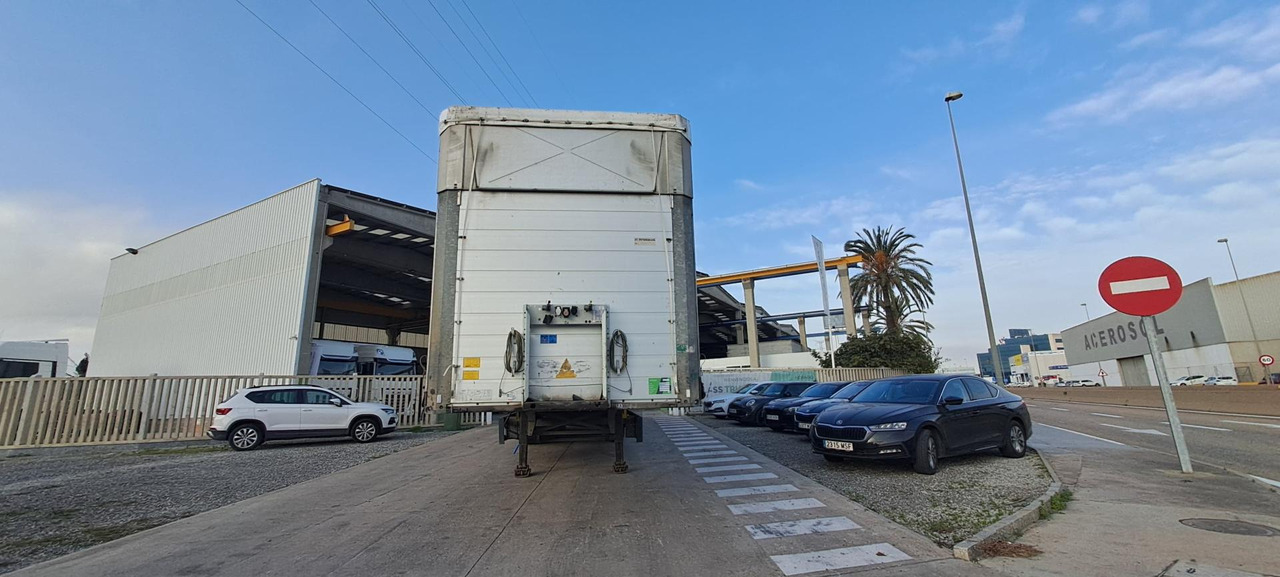 Schmitz Cargobull SCS24/L Varios - Ponyvás félpótkocsi: 2 kép. Schmitz Cargobull SCS24/L Varios - Ponyvás félpótkocsi: 2 kép.