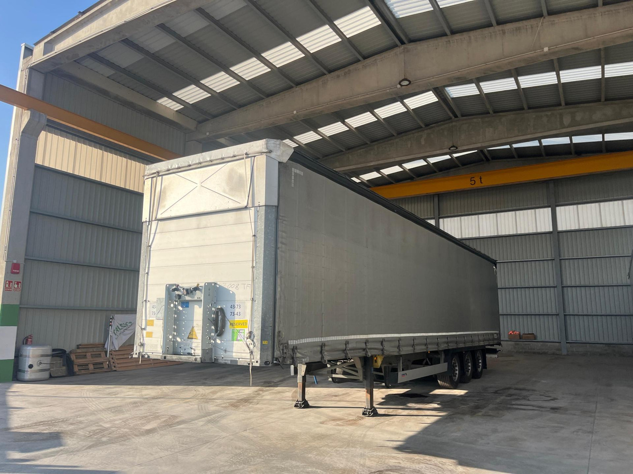 Schmitz Cargobull SCS24/L Varios - Ponyvás félpótkocsi: 1 kép. Schmitz Cargobull SCS24/L Varios - Ponyvás félpótkocsi: 1 kép.