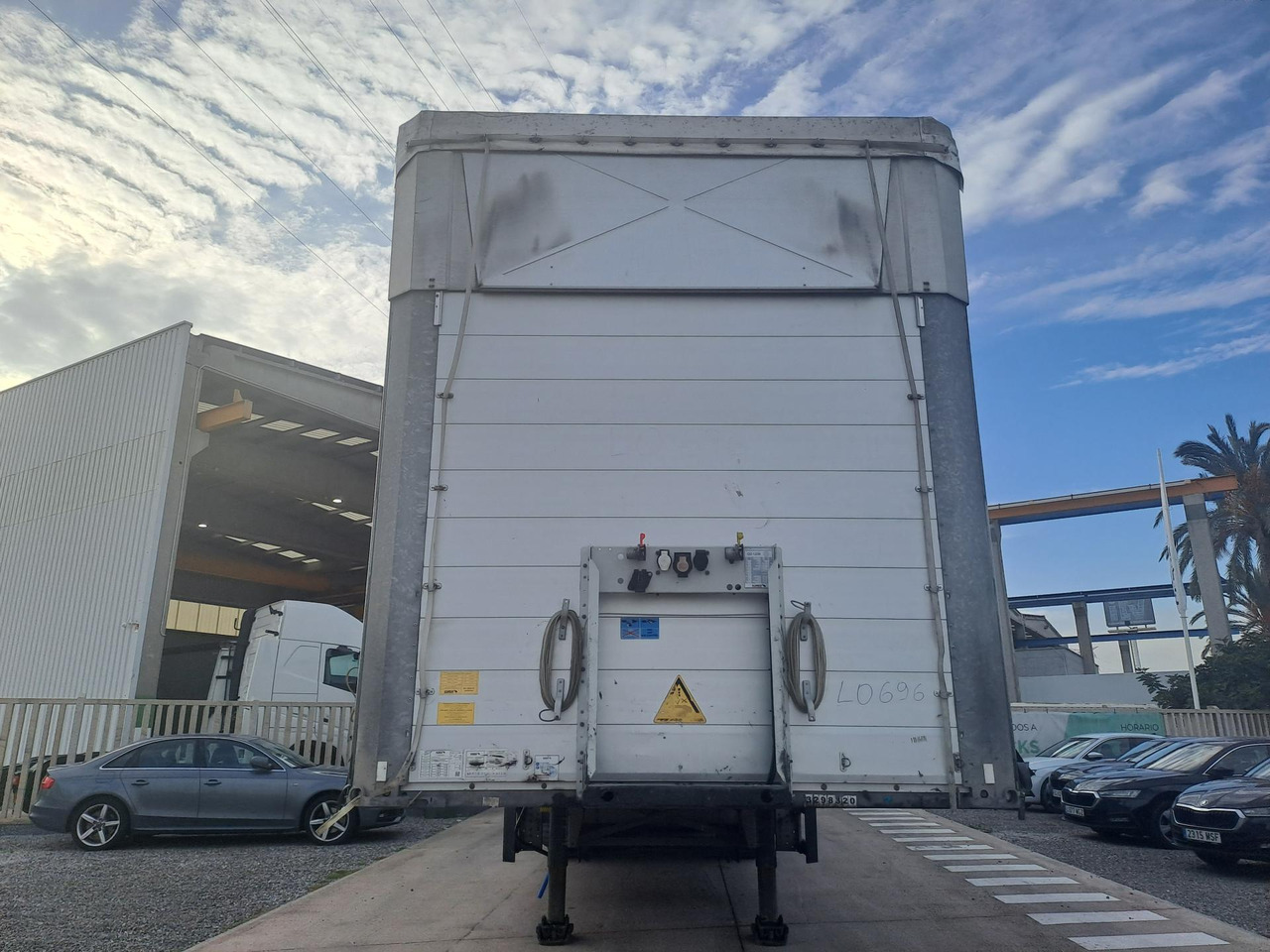 Schmitz Cargobull SCS24/L Varios - Ponyvás félpótkocsi: 2 kép. Schmitz Cargobull SCS24/L Varios - Ponyvás félpótkocsi: 2 kép.