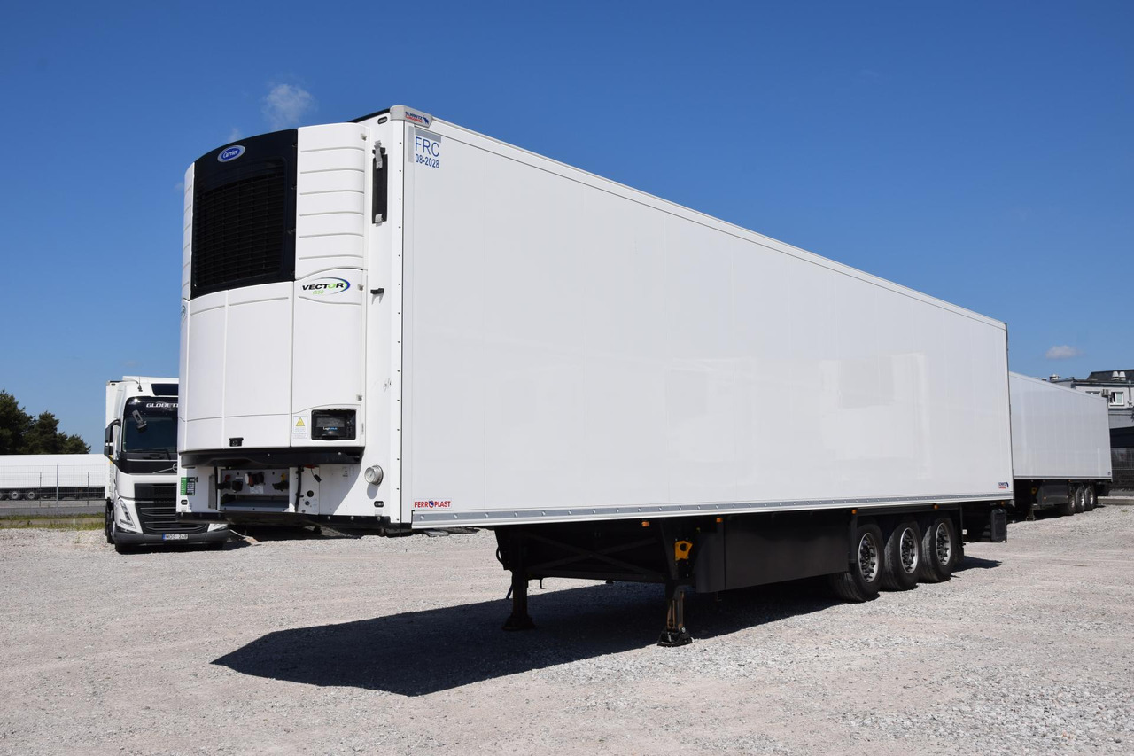 Schmitz Cargobull SKO FP 45 Carrier Vector 1550 - Félpótkocsi hűtős: 1 kép. Schmitz Cargobull SKO FP 45 Carrier Vector 1550 - Félpótkocsi hűtős: 1 kép.