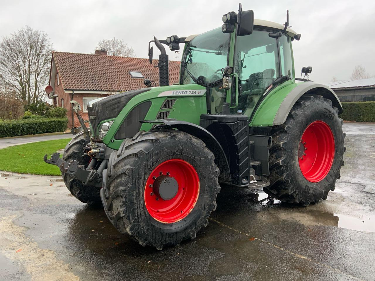 Fendt 724 Vario ProfiPlus - Traktor: 2 kép. Fendt 724 Vario ProfiPlus - Traktor: 2 kép.
