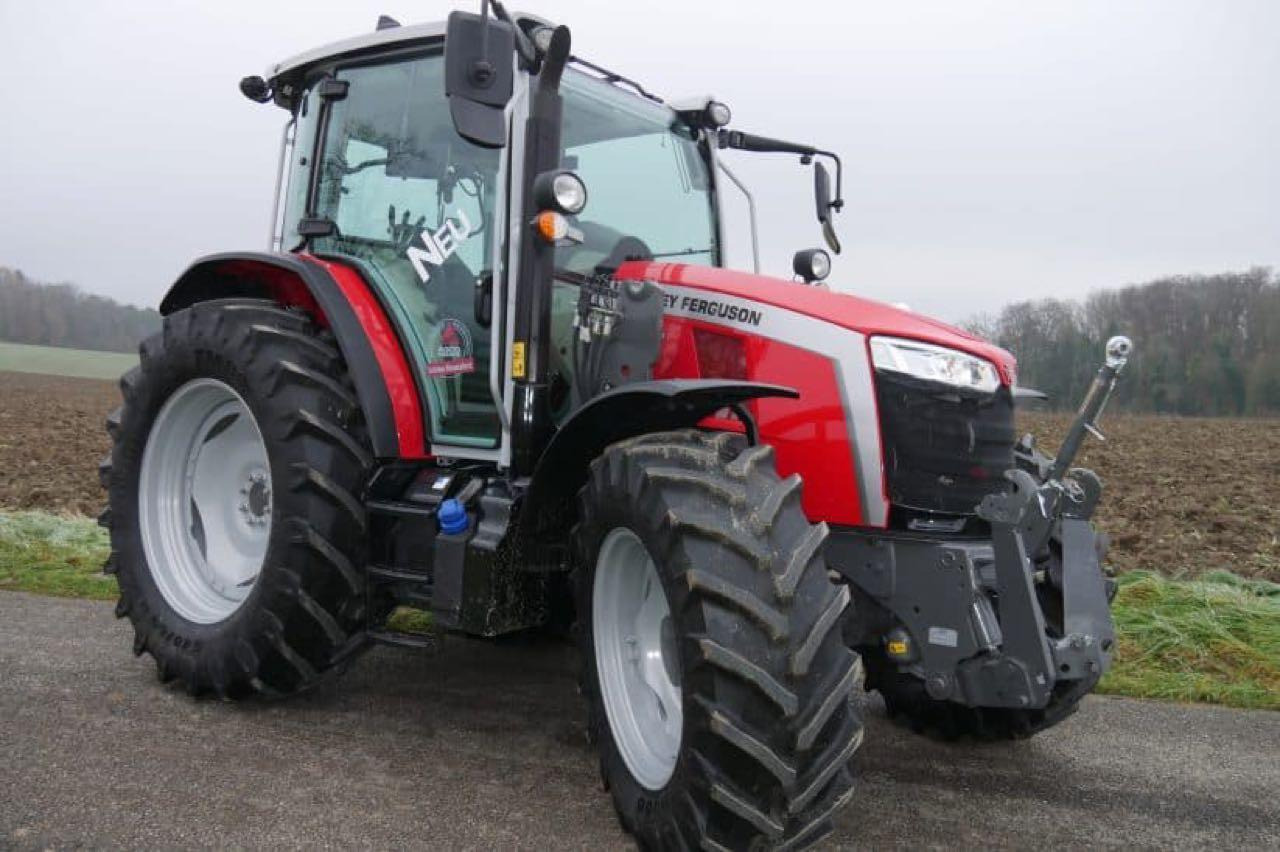 Massey Ferguson 5M125 - Traktor: 1 kép. Massey Ferguson 5M125 - Traktor: 1 kép.