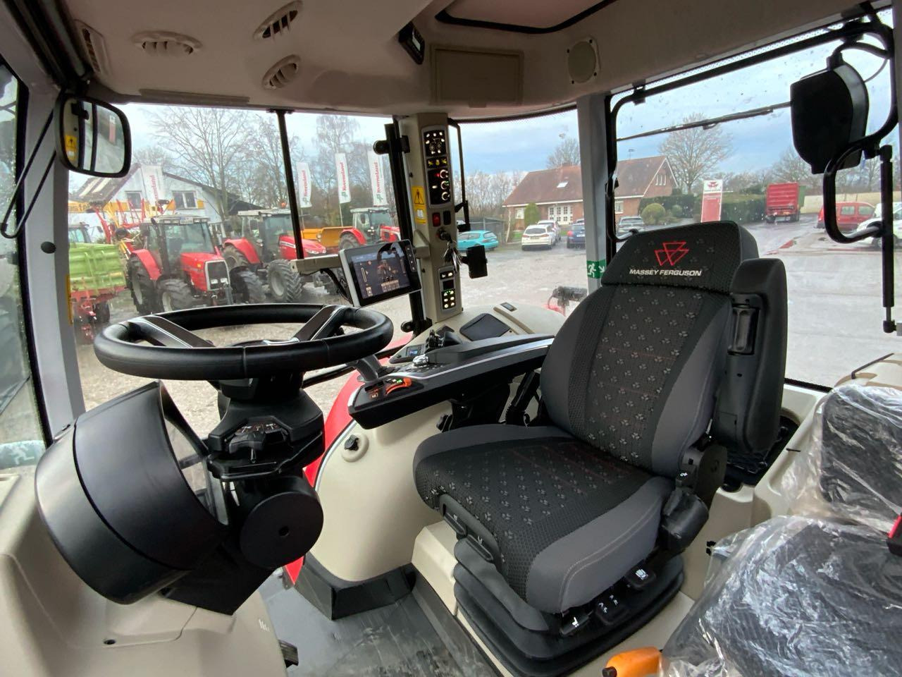 Massey Ferguson MF 7S.210 DVT - Traktor: 4 kép. Massey Ferguson MF 7S.210 DVT - Traktor: 4 kép.