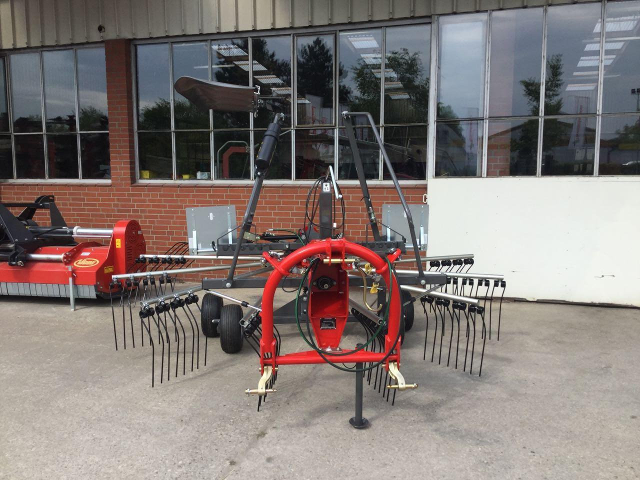 Massey Ferguson RK 451 DN - Szénaforgató: 2 kép. Massey Ferguson RK 451 DN - Szénaforgató: 2 kép.