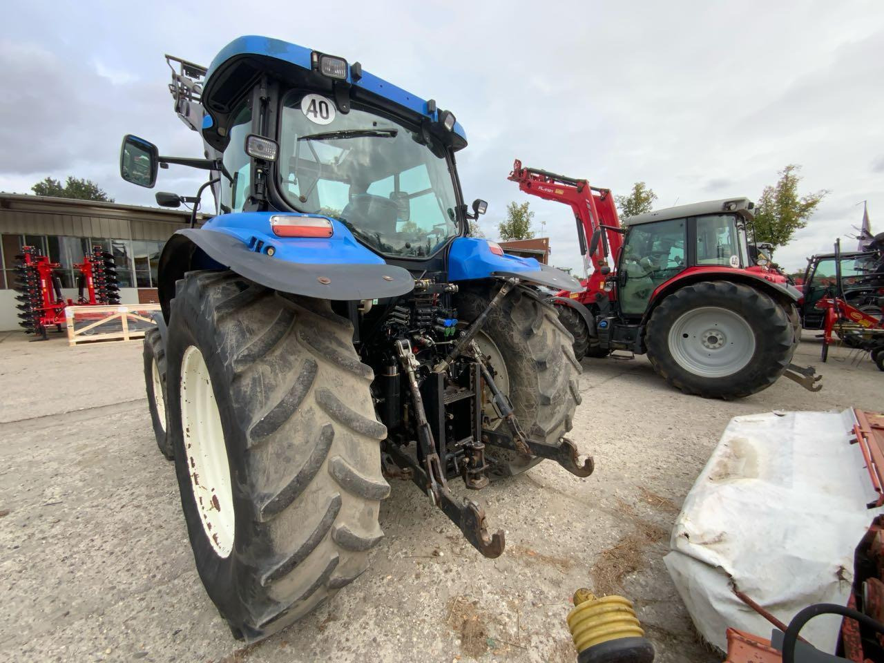 New Holland T6020 Elite - Traktor: 3 kép. New Holland T6020 Elite - Traktor: 3 kép.