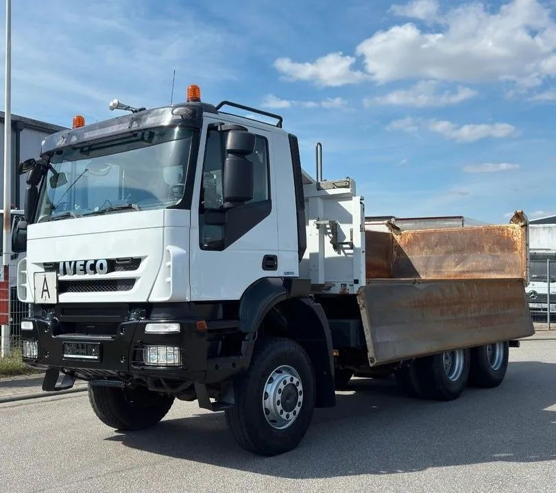 Iveco AD260T45W 6x6 | Meiller | Wywrotka trójstronna | Niemiecki pojazd | 451 KM | Euro 5|Stały zaczep holowniczy - Billenőplatós teherautó: 2 kép. Iveco AD260T45W 6x6 | Meiller | Wywrotka trójstronna | Niemiecki pojazd | 451 KM | Euro 5|Stały zaczep holowniczy - Billenőplatós teherautó: 2 kép.