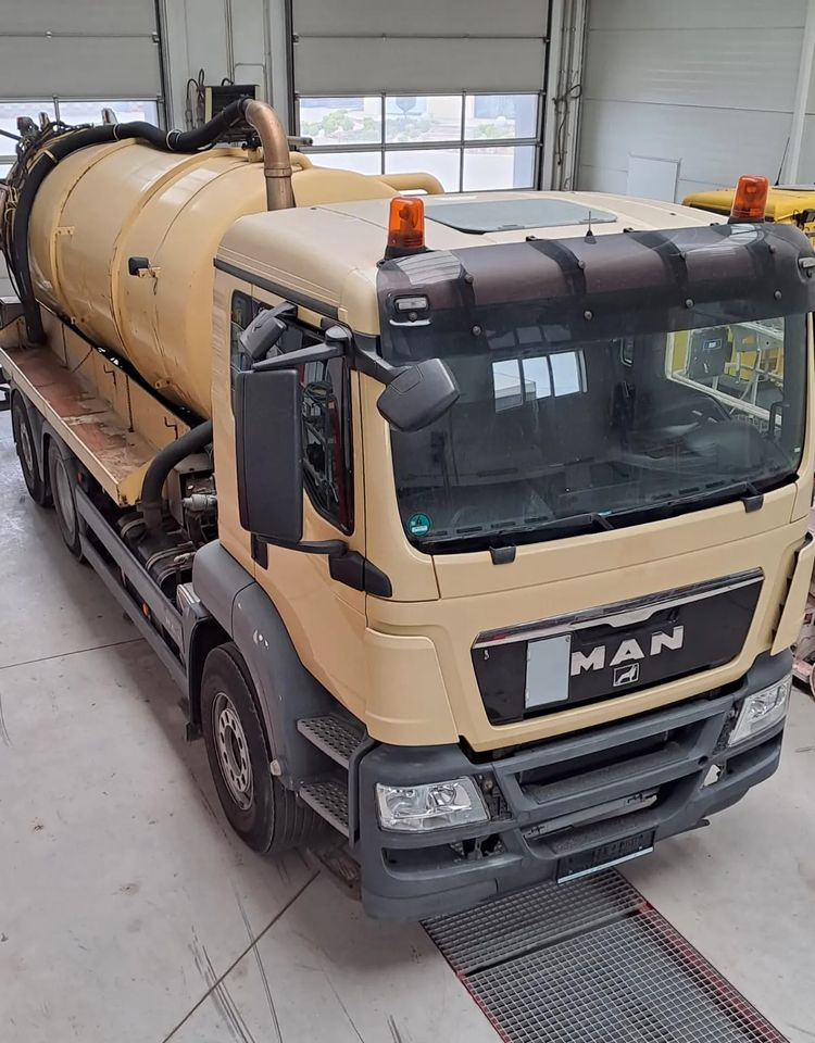 MAN MAN TGS 26.360/6X2/POJAZD KOMUNALNY Z WYWROTEM - Szippantós autó: 2 kép. MAN MAN TGS 26.360/6X2/POJAZD KOMUNALNY Z WYWROTEM - Szippantós autó: 2 kép.