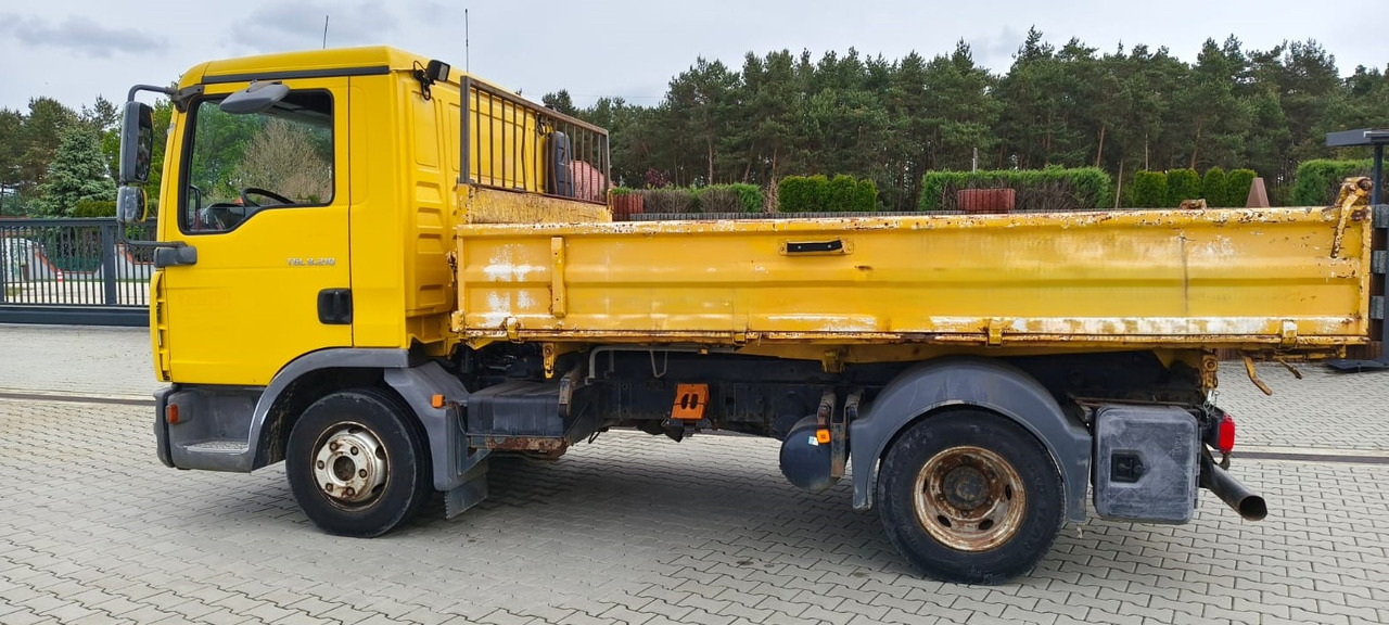 MAN TGL 8.210 * 2007 * 3-stronny KIPER * NOWE OPONY * MANUAL * RESOR * 3 MIEJSCA - Billenőplatós teherautó: 3 kép. MAN TGL 8.210 * 2007 * 3-stronny KIPER * NOWE OPONY * MANUAL * RESOR * 3 MIEJSCA - Billenőplatós teherautó: 3 kép.