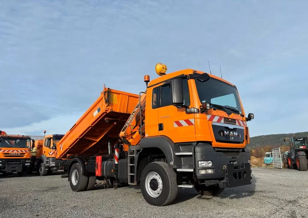 MAN TGS 18.320/ 4x4 / Euro4 /Wywrotka trójstronna Meiller +Kran Atlas TLC 82.2 +sterowanie radiowe – Przystosowany do pracy zimą — odśnieżanie, posypywanie, pług - Billenőplatós teherautó: 1 kép. MAN TGS 18.320/ 4x4 / Euro4 /Wywrotka trójstronna Meiller +Kran Atlas TLC 82.2 +sterowanie radiowe – Przystosowany do pracy zimą — odśnieżanie, posypywanie, pług - Billenőplatós teherautó: 1 kép.