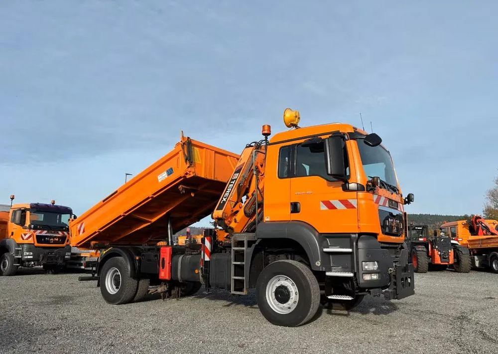 MAN TGS 18.320/ 4x4 / Euro4 /Wywrotka trójstronna Meiller +Kran Atlas TLC 82.2 +sterowanie radiowe – Przystosowany do pracy zimą — odśnieżanie, posypywanie, pług - Billenőplatós teherautó: 3 kép. MAN TGS 18.320/ 4x4 / Euro4 /Wywrotka trójstronna Meiller +Kran Atlas TLC 82.2 +sterowanie radiowe – Przystosowany do pracy zimą — odśnieżanie, posypywanie, pług - Billenőplatós teherautó: 3 kép.