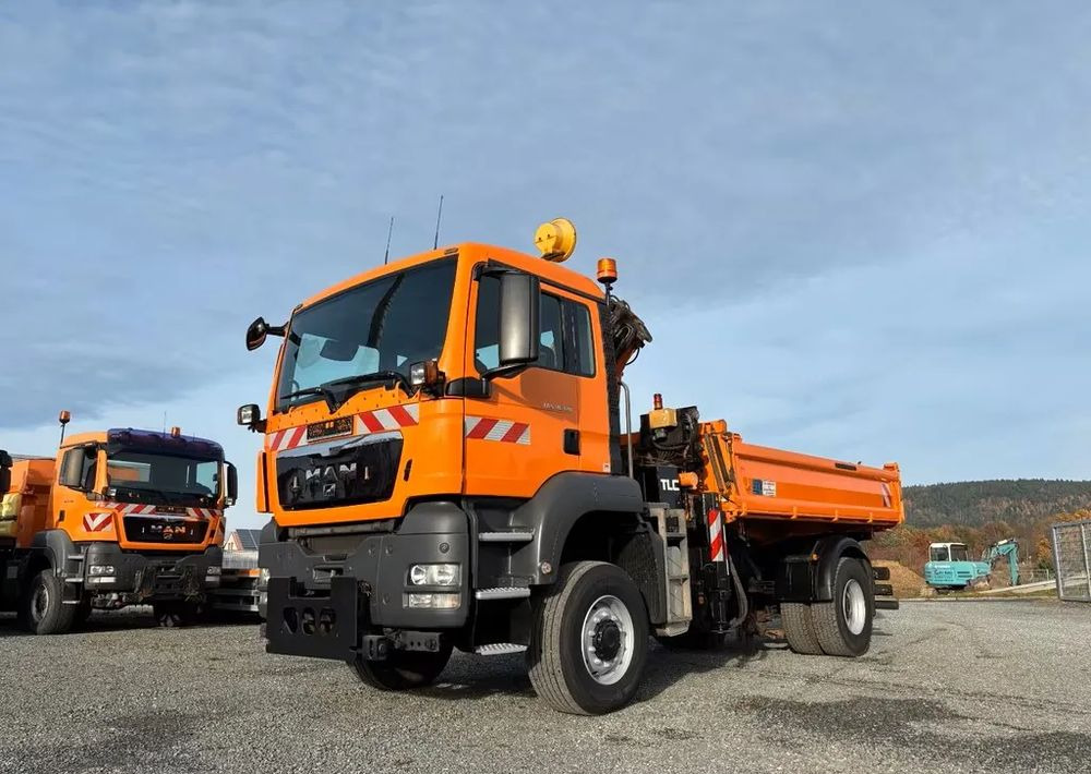 MAN TGS 18.320/ 4x4 / Euro4 /Wywrotka trójstronna Meiller +Kran Atlas TLC 82.2 +sterowanie radiowe – Przystosowany do pracy zimą — odśnieżanie, posypywanie, pług - Billenőplatós teherautó: 5 kép. MAN TGS 18.320/ 4x4 / Euro4 /Wywrotka trójstronna Meiller +Kran Atlas TLC 82.2 +sterowanie radiowe – Przystosowany do pracy zimą — odśnieżanie, posypywanie, pług - Billenőplatós teherautó: 5 kép.