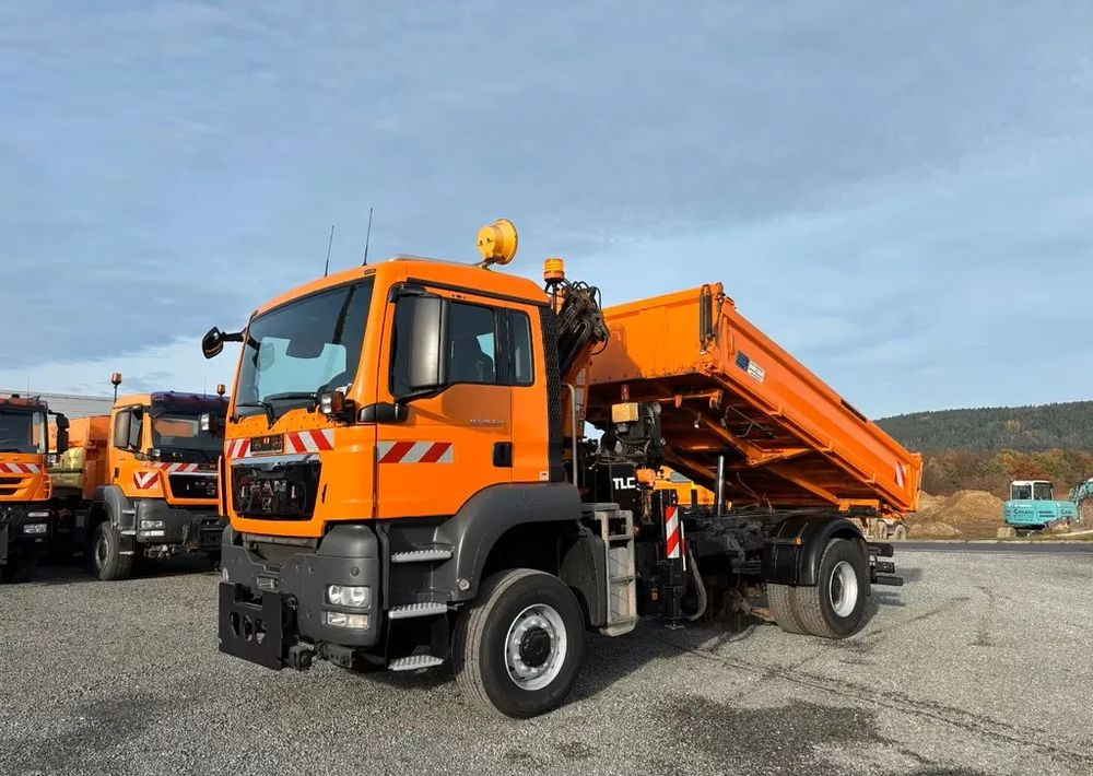 MAN TGS 18.320/ 4x4 / Euro4 /Wywrotka trójstronna Meiller +Kran Atlas TLC 82.2 +sterowanie radiowe – Przystosowany do pracy zimą — odśnieżanie, posypywanie, pług - Billenőplatós teherautó: 2 kép. MAN TGS 18.320/ 4x4 / Euro4 /Wywrotka trójstronna Meiller +Kran Atlas TLC 82.2 +sterowanie radiowe – Przystosowany do pracy zimą — odśnieżanie, posypywanie, pług - Billenőplatós teherautó: 2 kép.