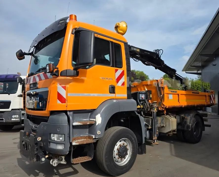 MAN TGS 18.320 4x4 – Wywrotka trójstronna Meiller + Kran HIAB | Komunalny | Euro 5 - Billenőplatós teherautó: 2 kép. MAN TGS 18.320 4x4 – Wywrotka trójstronna Meiller + Kran HIAB | Komunalny | Euro 5 - Billenőplatós teherautó: 2 kép.