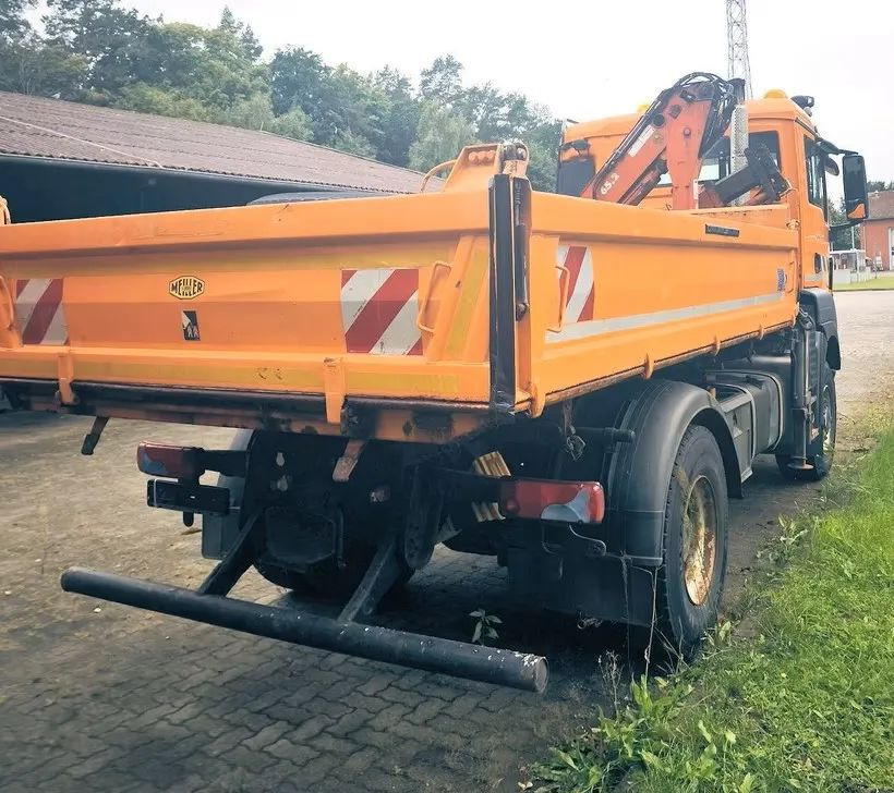 MAN TGS (2012) 18.320 4x4 – Wywrotka trójstronna + Kran Atlas | Komunalny | Euro 5 - Billenőplatós teherautó: 2 kép. MAN TGS (2012) 18.320 4x4 – Wywrotka trójstronna + Kran Atlas | Komunalny | Euro 5 - Billenőplatós teherautó: 2 kép.