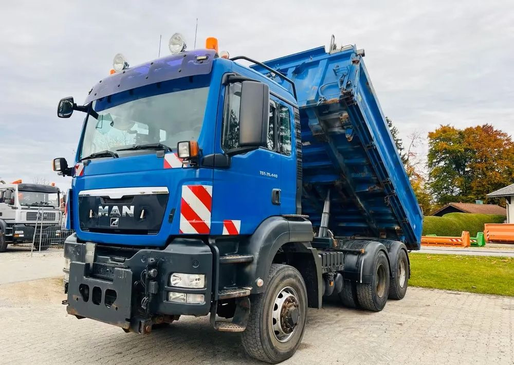 MAN TGS 26.440 6x6 Hydrodrive – Meiller 3-stronny wywrotka / Manual / Retarder / Tempomat / Euro 5 - Billenőplatós teherautó: 1 kép. MAN TGS 26.440 6x6 Hydrodrive – Meiller 3-stronny wywrotka / Manual / Retarder / Tempomat / Euro 5 - Billenőplatós teherautó: 1 kép.