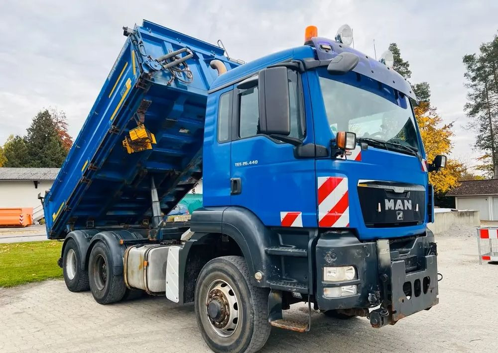 MAN TGS 26.440 6x6 Hydrodrive – Meiller 3-stronny wywrotka / Manual / Retarder / Tempomat / Euro 5 - Billenőplatós teherautó: 4 kép. MAN TGS 26.440 6x6 Hydrodrive – Meiller 3-stronny wywrotka / Manual / Retarder / Tempomat / Euro 5 - Billenőplatós teherautó: 4 kép.